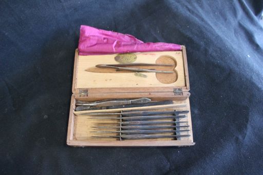 Instruments de chirurgie, vue générale, ©UM