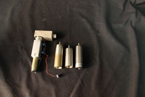 Moteur et vis micrométriques, MICRO CONTROLE, vue de dessus, UM©