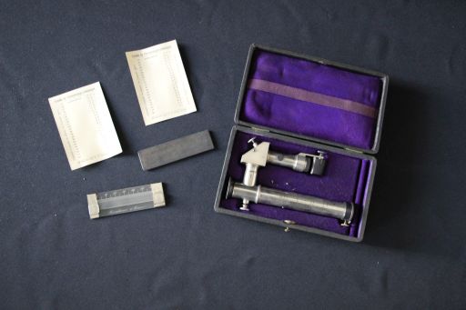 Hématospectroscope du Dr Hénocque, PELLIN, 1875-1900, vue d'ensemble de l'instrument et ses accessoires, © UM
