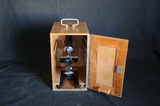 Microscope composé, JOUAN, vue d'ensemble 1, deuxième moitié du XXème siècle, ©UM
