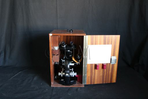 Microscope avec dispositif à lampe, WILD, vue d'ensemble 1, deuxième moitié du XXème siècle, ©UM