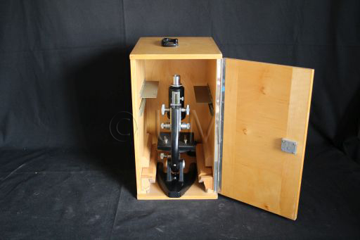 Microscope composé, BBT KRAUSS, vue d'ensemble 1, deuxième moitié du XXème siècle, ©UM