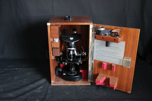 Microscope composé avec dispositif à lampe, WILD, vue d'ensemble 1, deuxième moitié du XXème siècle, ©UM