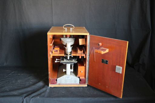 Microscope composé avec dispositi à lampe, NACHET, vue d'ensemble 1, deuxième moitié du XXème siècle, ©UM