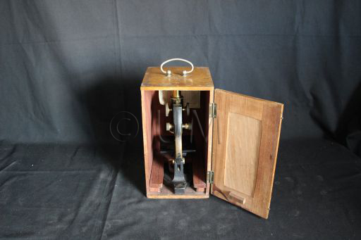 Microscope composé, NACHET, vue d'ensemble 1, première moitié du XXème siècle, ©UM