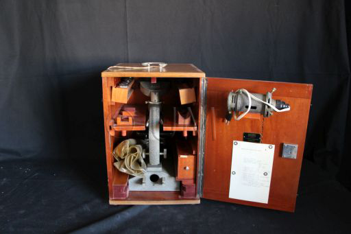 Microscope binoculaire avec lampe, NACHET, vue d'ensemble 1, deuxième moitié du XXème siècle, ©UM