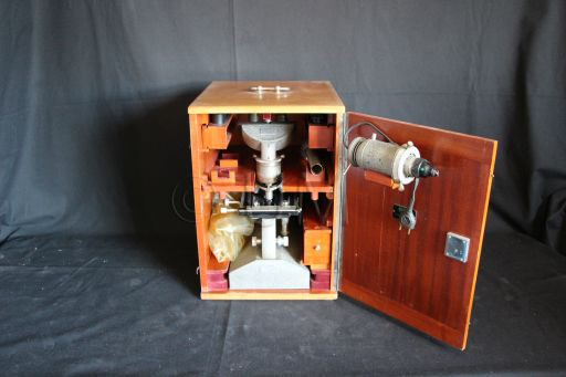 Microscope binoculaire avec dispositif à lampe, NACHET, vue d'ensemble 1, deuxième moitié du XXème siècle, ©UM