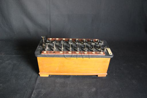 Boîte de condensateurs étalonnés, vue d'ensemble, première moitié du XXème siècle, ©UM