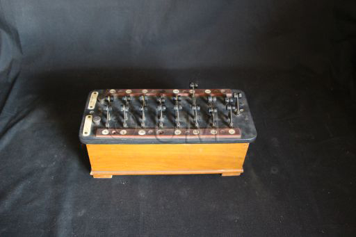 Boîte de condensateurs étalonnés, vue d'ensemble, première moitié du XXème siècle, ©UM