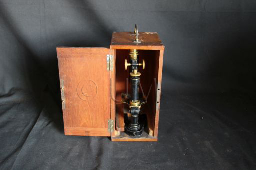 Lot de quatre microscopes composés, NACHET ET FILS, vue d'ensemble 1, deuxième moitié du XIXème siècle, ©UM