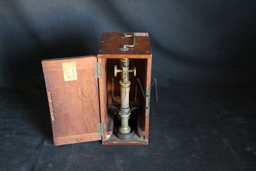 Lot de quatre microscopes composés, NACHET ET FILS, vue d'ensemble 1, deuxième moitié du XIXème siècle, ©UM