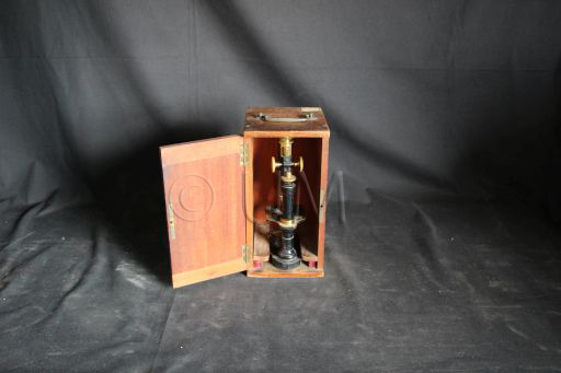 Lot de douze microscopes composés, NACHET, vue d'ensemble 1, deuxième moitié du XIXème siècle, ©UM